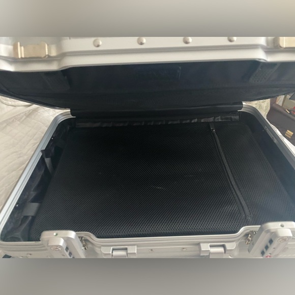 ALUMINUM CARRY ON SUITCASE - Picture 2 of 7
